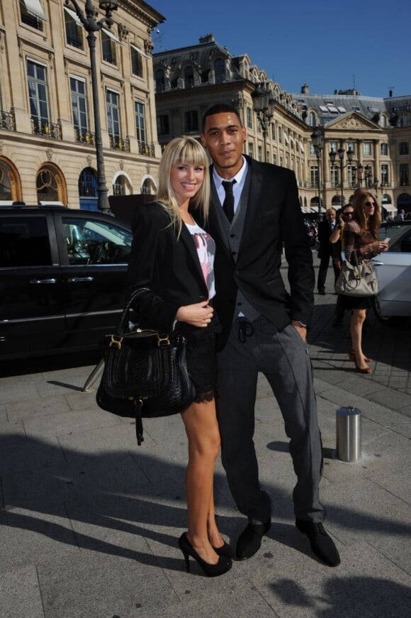 Le footballeur du PSG Guillaume Hoarau et sa femme Diane arrive au défilé Barbara Bui lors de la Fashion Week parisienne le 29 septembre 2011