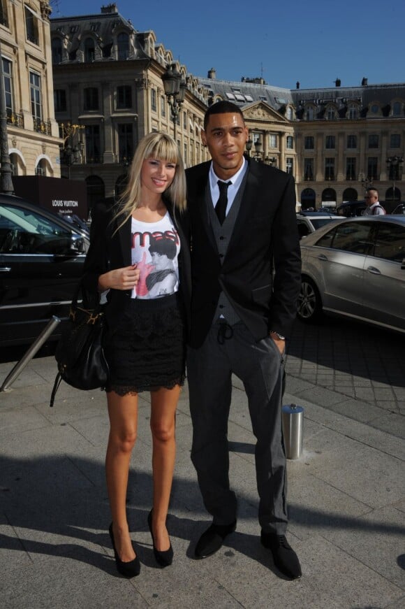 Le footballeur du PSG Guillaume Hoarau et sa femme Diane arrive au défilé Barbara Bui lors de la Fashion Week parisienne le 29 septembre 2011