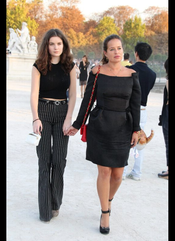 Jade Jagger et sa fille lors du défilé Lanvin à Paris le 30 septembre 2011 pour les collections prêt-à-porter Printemps/été 2012