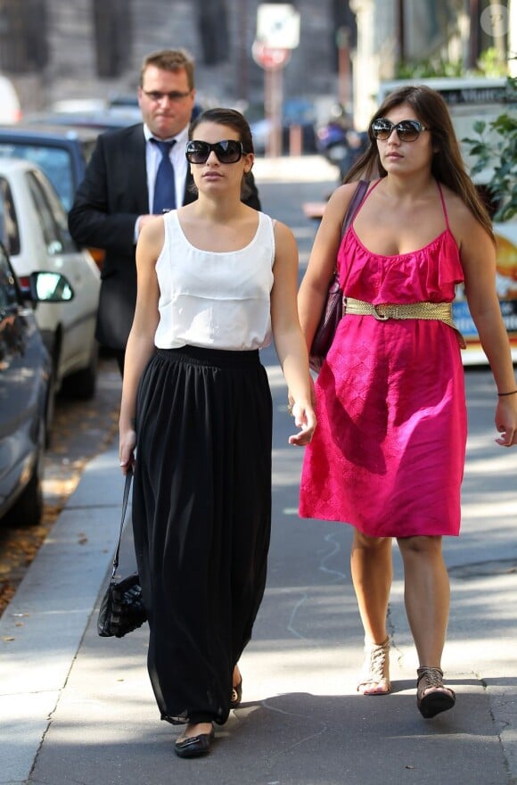 Lea Michele se promène aux abords du château de Versailles,  en France, samedi 1er octobre 2011.