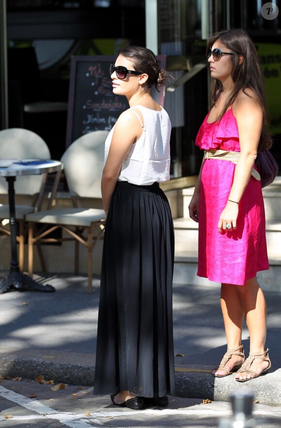 Lea Michele se promène aux abords du château de Versailles,  en France, samedi 1er octobre 2011.