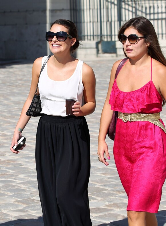 Lea Michele est ses amies se promènent aux abords du château de Versailles,  en France, samedi 1er octobre 2011.