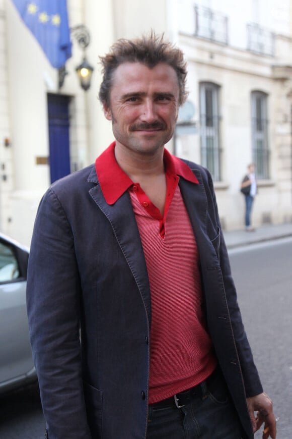Alexandre Brasseur en arrivant à la soirée de lancement de la collection Signature de Tod's. A l'Ambassade d'Italie à Paris, le 2 octobre 2011