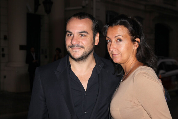 François-Xavier Demaison et Emmanuelle en arrivant à la soirée de lancement de la collection Signature de Tod's. A l'Ambassade d'Italie à Paris, le 2 octobre 2011