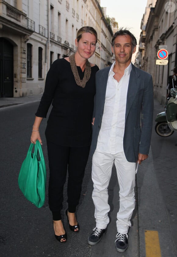 Paul et Luana Belmondo (avec un Shopping Bag Tod's) en arrivant à la soirée de lancement de la collection Signature de Tod's. A l'Ambassade d'Italie à Paris, le 2 octobre 2011