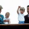 Le prince Harry et le prince William dans les bras de la princesse Diana et du prince Charles en mai 1985.