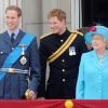 Le prince William et le prince Harry avec leur grand-mère la reine Elizabeth II le 13 juin 2009.