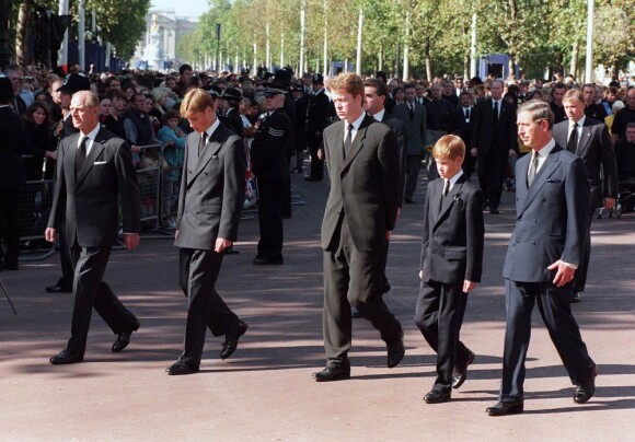 Le prince Charles avec ses fils William et Harry aux obsèques de Lady Di en 1997.