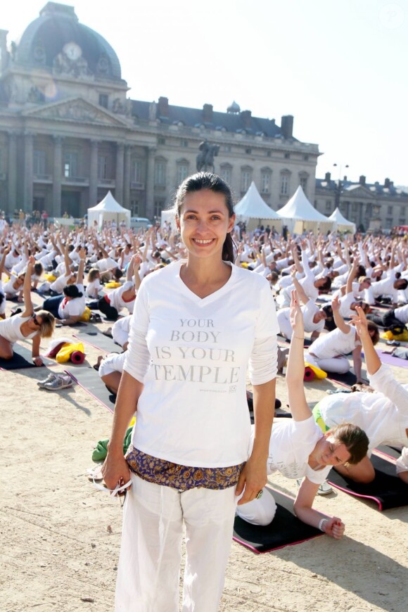 Adeline Blondieau lors de la White Yoga Session, au Champ de Mars, à Paris. 2 octobre 2011