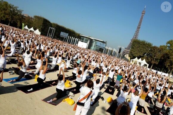 White Yoga Session, au Champ de Mars, à Paris. 2 octobre 2011