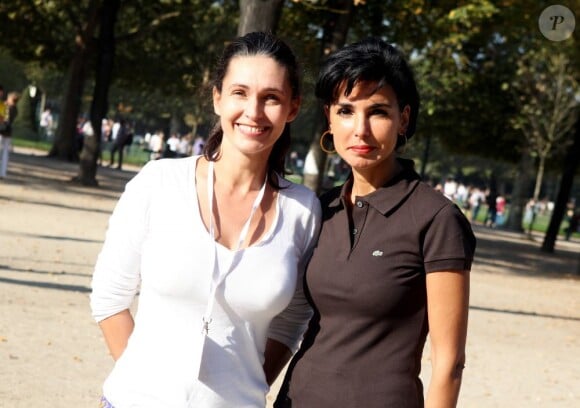 Adeline Blondieau et Rachida Dati lors de la White Yoga Session, au Champ de Mars, à Paris. 2 octobre 2011