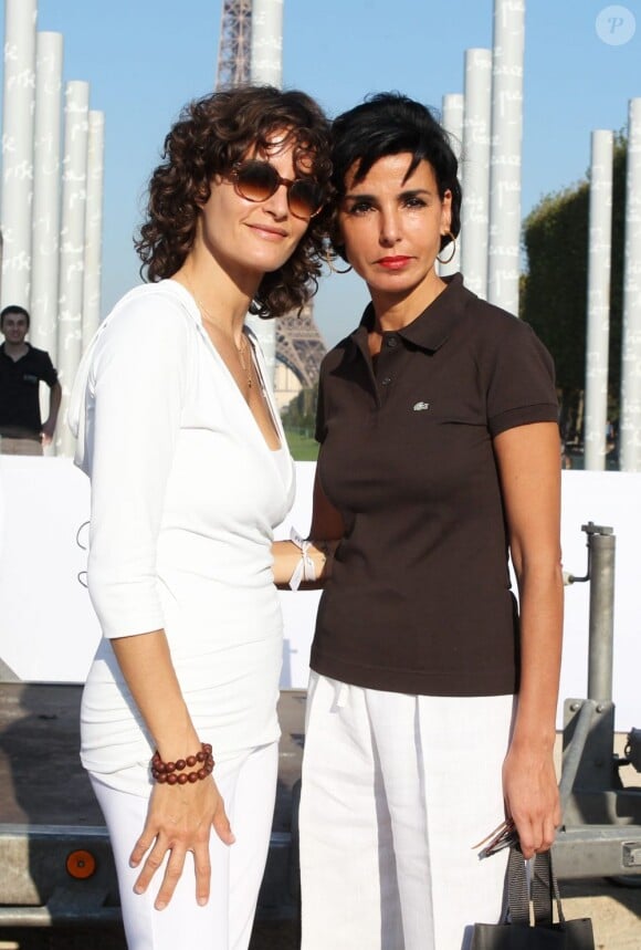 Elena Brower et Rachida Dati posent ensemble lors de la White Yoga Session, au Champ de Mars, à Paris. 2 octobre 2011