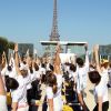 White Yoga Session, au Champ de Mars, à Paris. 2 octobre 2011