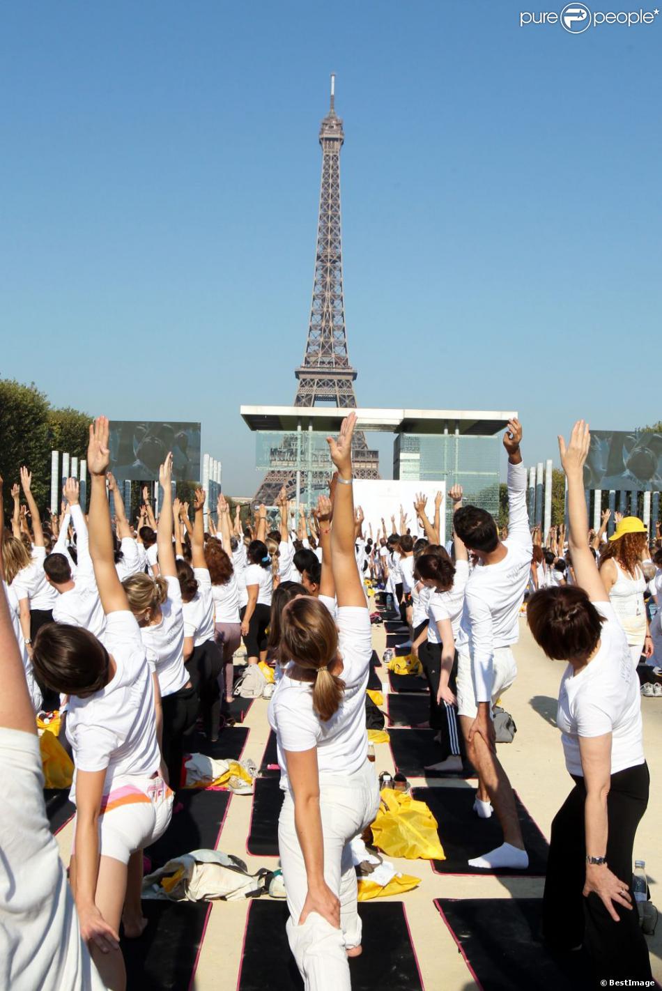 White Yoga Session, au Champ de Mars, à Paris. 2 octobre 2011 