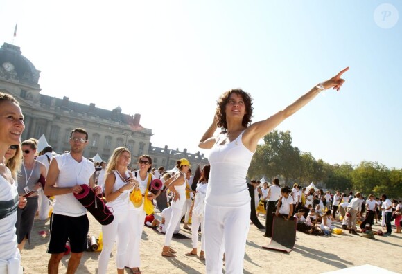 Elena Brower, spécialiste du yoga, lors de la White Yoga Session, au Champ de Mars, à Paris. 2 octobre 2011