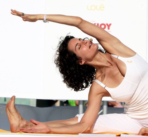 Elena Brower, spécialiste du yoga, et son fils Jonah, lors de la White Yoga Session, au Champ de Mars, à Paris. 2 octobre 2011
