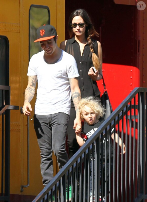 Pete Wentz, son fils Bronx et sa pnouvelle petite amie, à Los Angeles le 2 octobre 2011