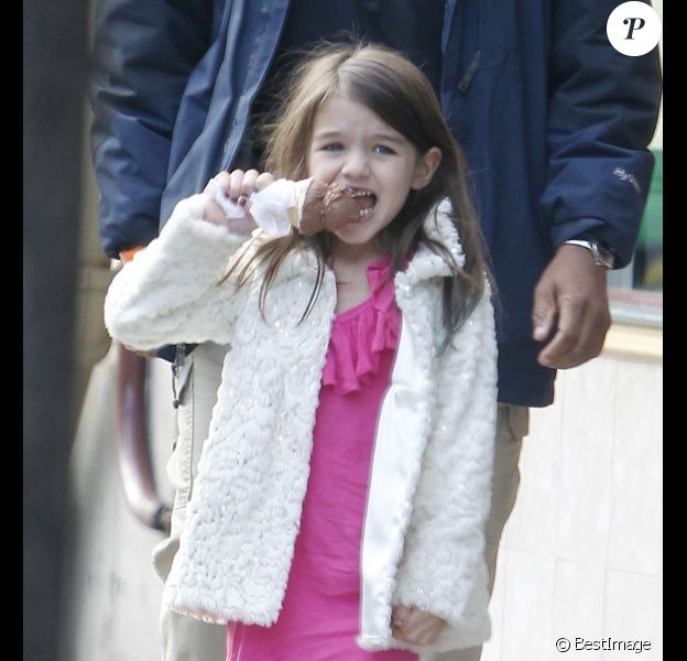 Katie Holmes se balade avec sa fille Suri Cruise à Pittsburgh le 3 octobre 2011