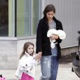 Katie Holmes ne peut résister aux caprices de sa fille Suri Cruise à Pittsburgh le 3 octobre 2011