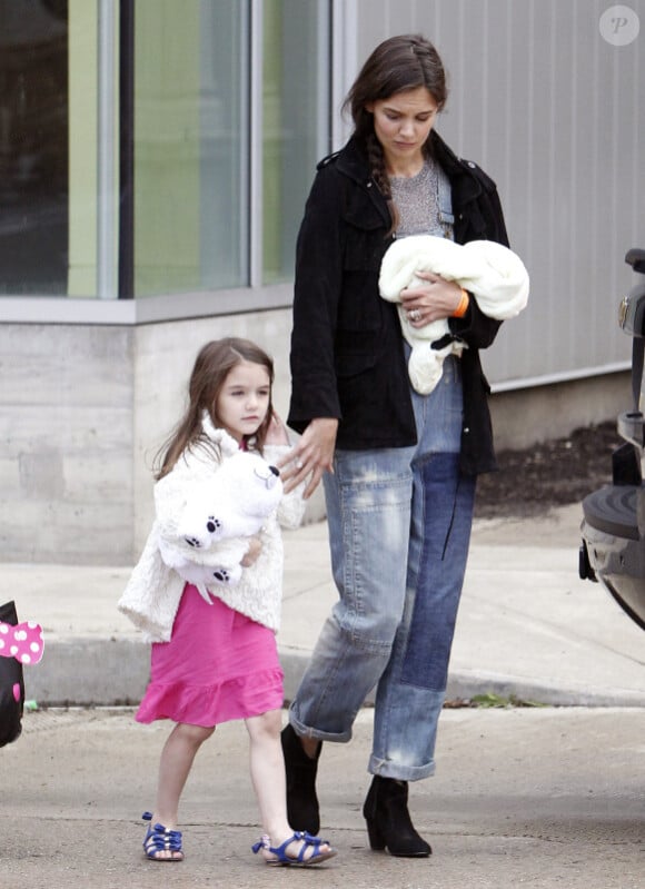 Katie Holmes ne peut résister aux caprices de sa fille Suri Cruise à Pittsburgh le 3 octobre 2011