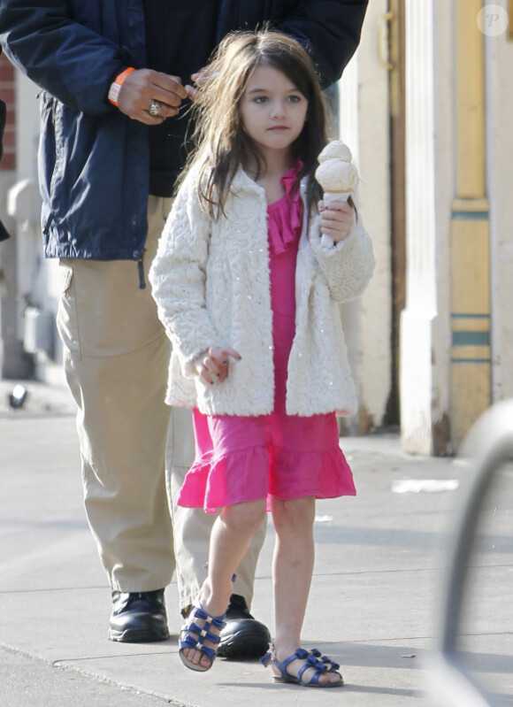 Katie Holmes se balade avec sa fille Suri Cruise à Pittsburgh le 3 octobre 2011