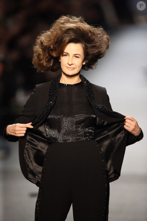 Valérie Lemercier défile pour Jean-Paul Gaultier à la Fashion Week de Paris, le 5 mars 2011