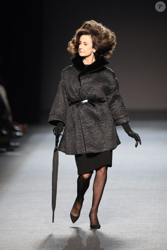 Dans un personnage connu de ses fans, Valérie Lemercier défile pour Jean-Paul Gaultier à la Fashion Week de Paris, le 5 mars 2011