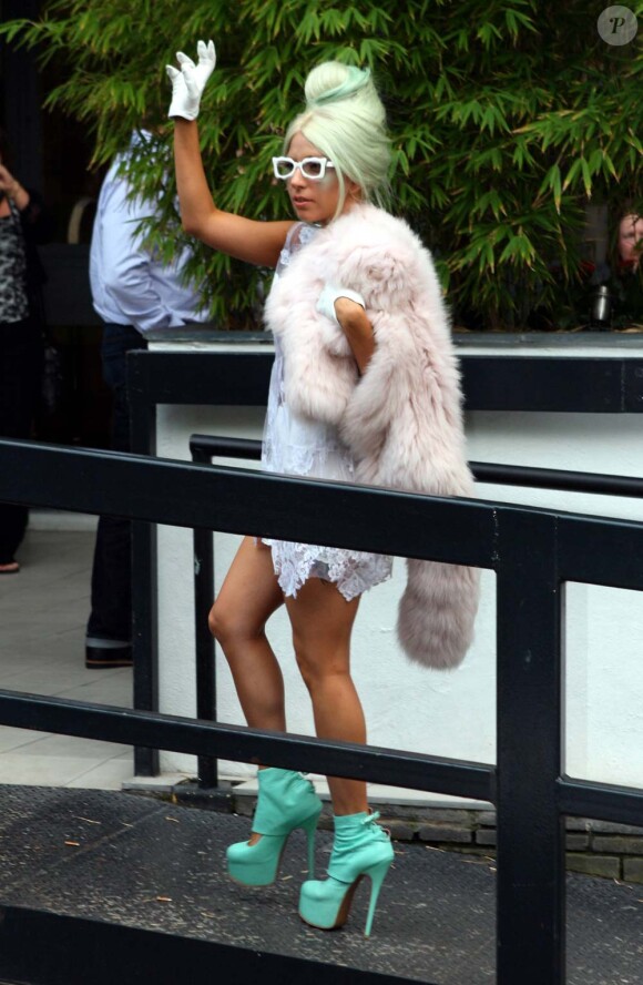 Un look dentelle et couleurs délavées pour Lady Gaga à la sortie de son hôtel, à Londres, le 5 octobre 2011.
