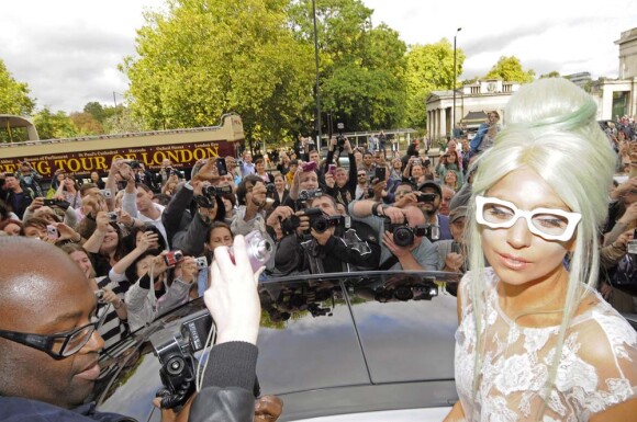 Une petite émeute ? Normal ! Lady Gaga à la sortie de son hôtel, à Londres, le 5 octobre 2011.