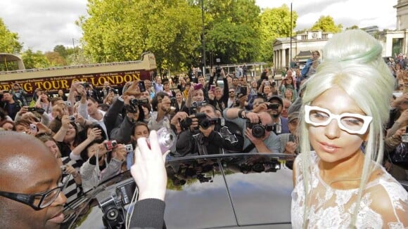 Lady Gaga à Londres : Dentelle, couleurs délavées et petite émeute