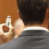 Procès du docteur Conrad Murray à Los Angeles le 5 octobre 2011 - ici le procureur Walgren tient un flacon de propofol