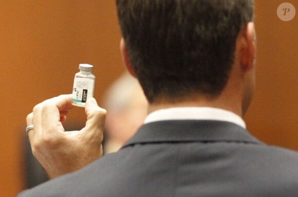 Procès du docteur Conrad Murray à Los Angeles le 5 octobre 2011 - ici le procureur Walgren tient un flacon de propofol