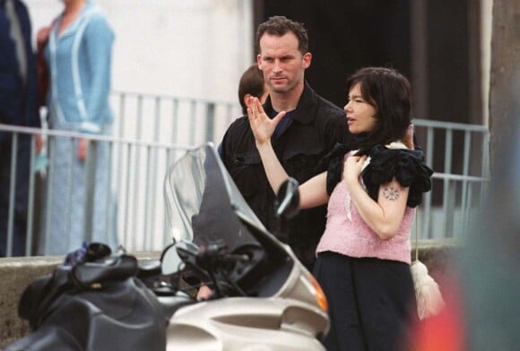 Björk enceinte et Matthew Barney, à Paris, le 19 mai 2002.