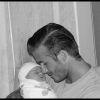 David Beckham avec sa fille Harper quelques jours après sa naissance.