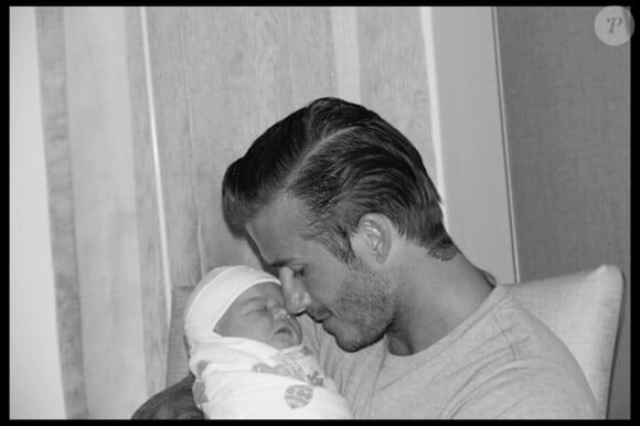 David Beckham avec sa fille Harper quelques jours après sa naissance.