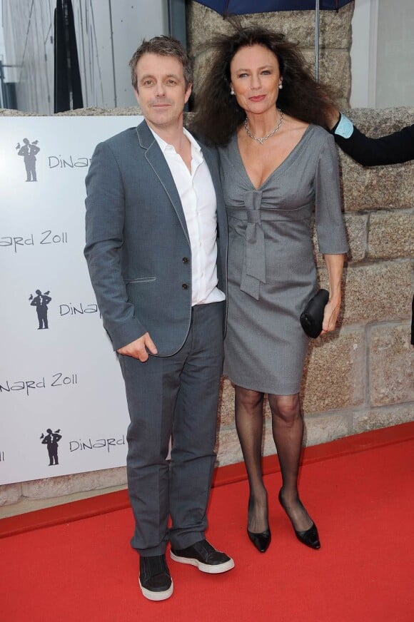 Jacqueline BIsset et son compagnon. Le Festival du film britannique de Dinard 2011 s'est achevé samedi 8 octobre avec la consécration du film Tyrannosaur, de Paddy Consindine, lauréat du Hitchcock d'or, remis par la présidente du jury Nathalie Baye.