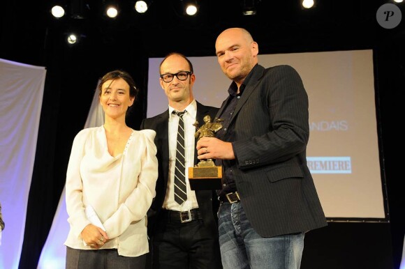 John Michael McDonagh a reçu son prix des mains de la jeune maman Romane Bohringer.
Le Festival du film britannique de Dinard 2011 s'est achevé samedi 8 octobre avec la consécration du film Tyrannosaur, de Paddy Consindine, lauréat du Hitchcock d'or, remis par la présidente du jury Nathalie Baye.