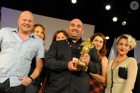 Paddy Considine a étérécompensé par Nathalie Baye et le jury qu'elle présidait.
Le Festival du film britannique de Dinard 2011 s'est achevé samedi 8 octobre avec la consécration du film Tyrannosaur, de Paddy Consindine, lauréat du Hitchcock d'or, remis par la présidente du jury Nathalie Baye.