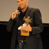 John Michael McDonagh a reçu son prix des mains de la jeune maman Romane Bohringer.
Le Festival du film britannique de Dinard 2011 s'est achevé samedi 8 octobre avec la consécration du film Tyrannosaur, de Paddy Consindine, lauréat du Hitchcock d'or, remis par la présidente du jury Nathalie Baye.