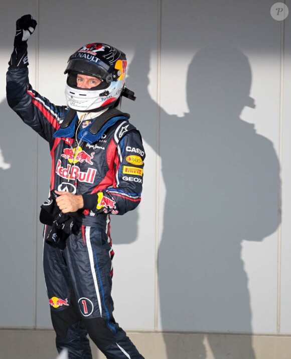 Sebastian Vettel, l'ombre d'un géant : il est devenu champion du monde pour la deuxième fois le 9 octobre 2011 grâce à sa 3e place lors du Grand Prix du Japon de Suzuka.
A 24 ans, 3 mois et 6 jours, Sebastian Vettel est devenu le plus jeune pilote de l'histoire de la F1 à remporter le titre de champion du monde deux saisons consécutives.