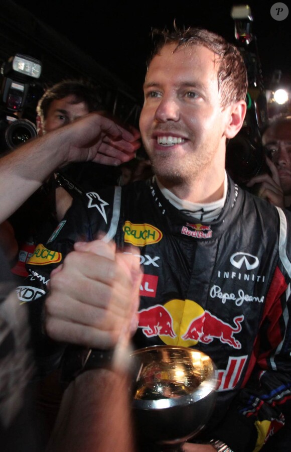 Sebastian Vettel, extrêmement ému malgré la facilité avec laquelle il domine la saison en cours, est devenu champion du monde pour la deuxième fois le 9 octobre 2011 grâce à sa 3e place lors du Grand Prix du Japon de Suzuka.
A 24 ans, 3 mois et 6 jours, Sebastian Vettel est devenu le plus jeune pilote de l'histoire de la F1 à remporter le titre de champion du monde deux saisons consécutives.