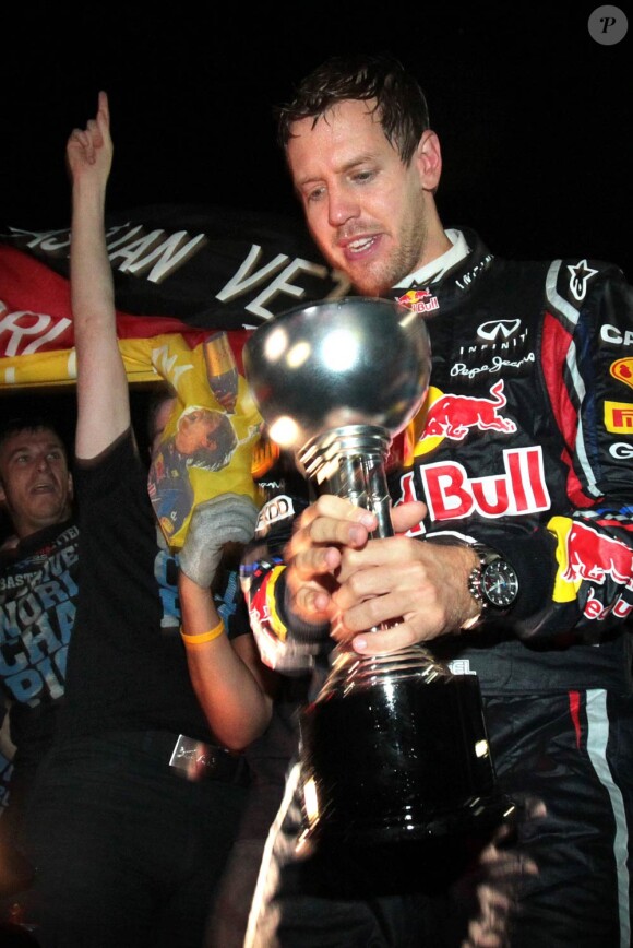 Sebastian Vettel, extrêmement ému malgré la facilité avec laquelle il domine la saison en cours, est devenu champion du monde pour la deuxième fois le 9 octobre 2011 grâce à sa 3e place lors du Grand Prix du Japon de Suzuka.
A 24 ans, 3 mois et 6 jours, Sebastian Vettel est devenu le plus jeune pilote de l'histoire de la F1 à remporter le titre de champion du monde deux saisons consécutives.