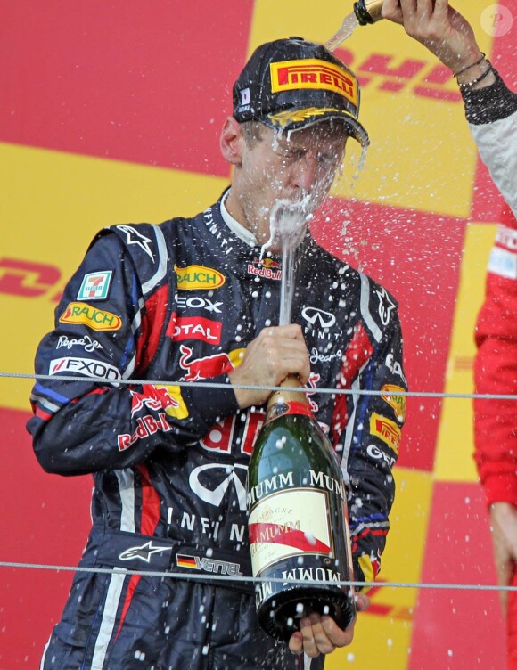 Sebastian Vettel, extrêmement ému malgré la facilité avec laquelle il domine la saison en cours, est devenu champion du monde pour la deuxième fois le 9 octobre 2011 grâce à sa 3e place lors du Grand Prix du Japon de Suzuka.
A 24 ans, 3 mois et 6 jours, Sebastian Vettel est devenu le plus jeune pilote de l'histoire de la F1 à remporter le titre de champion du monde deux saisons consécutives.