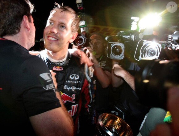 Sebastian Vettel, extrêmement ému malgré la facilité avec laquelle il domine la saison en cours, est devenu champion du monde pour la deuxième fois le 9 octobre 2011 grâce à sa 3e place lors du Grand Prix du Japon de Suzuka.
A 24 ans, 3 mois et 6 jours, Sebastian Vettel est devenu le plus jeune pilote de l'histoire de la F1 à remporter le titre de champion du monde deux saisons consécutives.