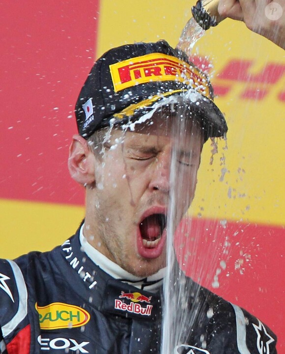 Sebastian Vettel arrose un heureux événement : il est devenu champion du monde pour la deuxième fois le 9 octobre 2011 grâce à sa 3e place lors du Grand Prix du Japon de Suzuka.
A 24 ans, 3 mois et 6 jours, Sebastian Vettel est devenu le plus jeune pilote de l'histoire de la F1 à remporter le titre de champion du monde deux saisons consécutives.
