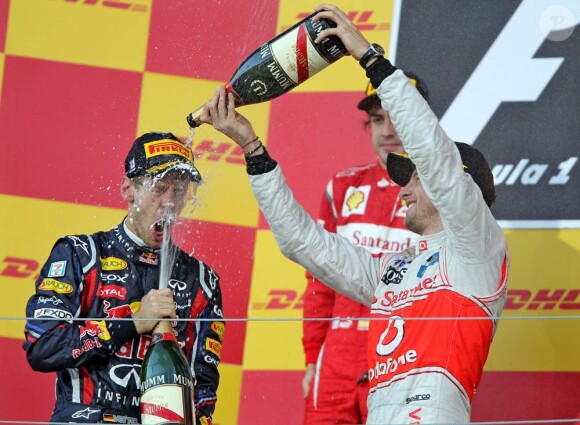 Jenson Button, victorieux à Suzuka, arrose le sacre de Sebastian Vettel, 3e de la course et champion du monde.
A 24 ans, 3 mois et 6 jours, Sebastian Vettel est devenu le plus jeune pilote de l'histoire de la F1 à remporter le titre de champion du monde deux saisons consécutives.