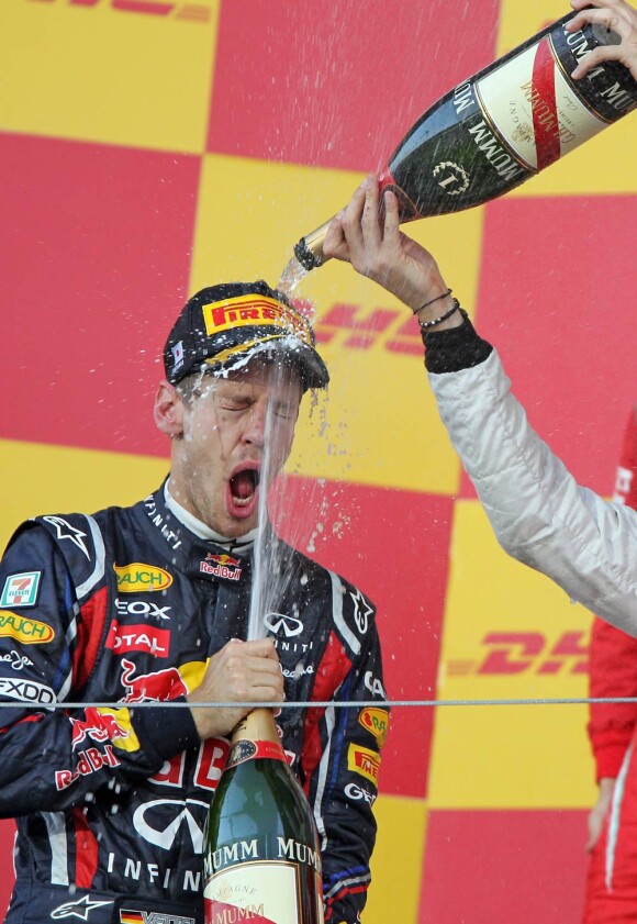 Sebastian Vettel, extrêmement ému malgré la facilité avec laquelle il domine la saison en cours, est devenu champion du monde pour la deuxième fois le 9 octobre 2011 grâce à sa 3e place lors du Grand Prix du Japon de Suzuka.
A 24 ans, 3 mois et 6 jours, Sebastian Vettel est devenu le plus jeune pilote de l'histoire de la F1 à remporter le titre de champion du monde deux saisons consécutives.