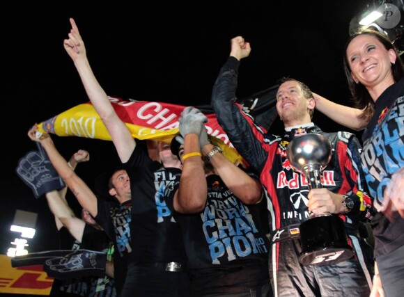 Sebastian Vettel, extrêmement ému malgré la facilité avec laquelle il domine la saison en cours, est devenu champion du monde pour la deuxième fois le 9 octobre 2011 grâce à sa 3e place lors du Grand Prix du Japon de Suzuka.
A 24 ans, 3 mois et 6 jours, Sebastian Vettel est devenu le plus jeune pilote de l'histoire de la F1 à remporter le titre de champion du monde deux saisons consécutives.