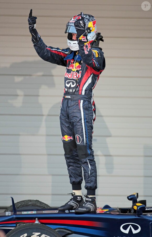 Sebastian Vettel, extrêmement ému malgré la facilité avec laquelle il domine la saison en cours, est devenu champion du monde pour la deuxième fois le 9 octobre 2011 grâce à sa 3e place lors du Grand Prix du Japon de Suzuka.
A 24 ans, 3 mois et 6 jours, Sebastian Vettel est devenu le plus jeune pilote de l'histoire de la F1 à remporter le titre de champion du monde deux saisons consécutives.