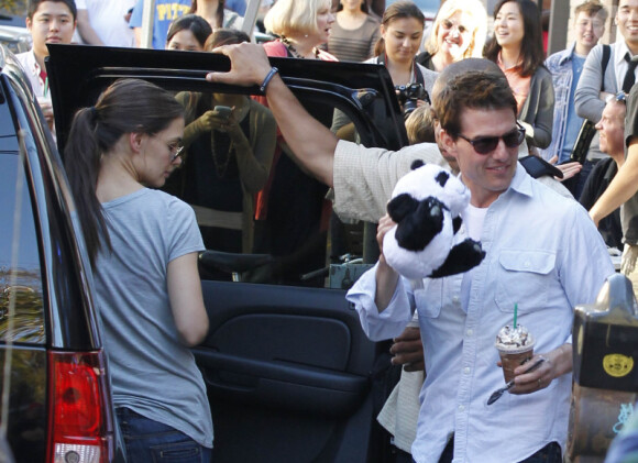 Tom Cruise a retrouvé Suri Cruise et Katie Holmes pour boire un café... Evidemment la famille star ne passe pas inaperçue ! Pittsburgh. 8 octobre 2011